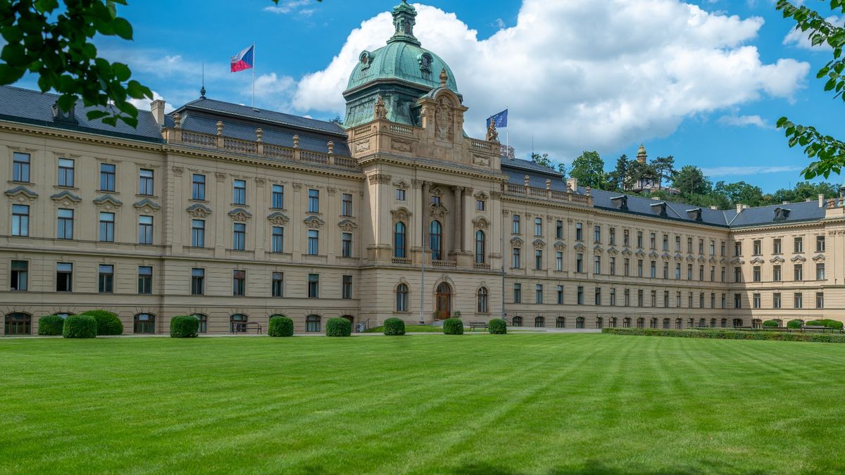 Volný post velvyslance ve Vídni má obsadit zkušený diplomat Šitler